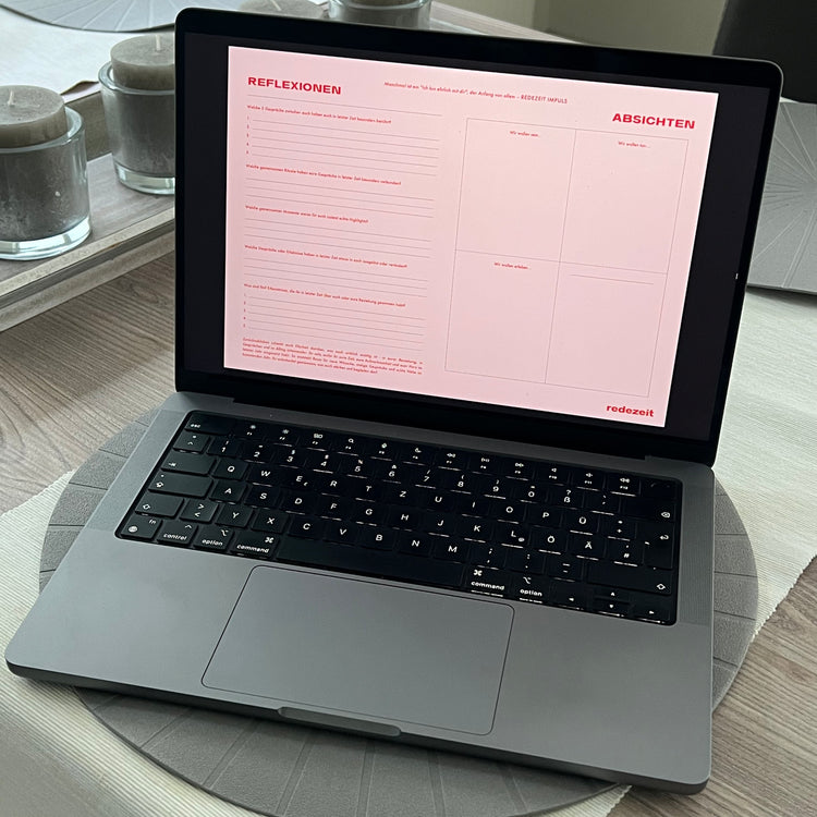Kommunikationsguide Gesprächsgewohnheiten, die verbinden, Couple-Variante, Reflexionsseite MacBook, Kerzen im Hintergrund
