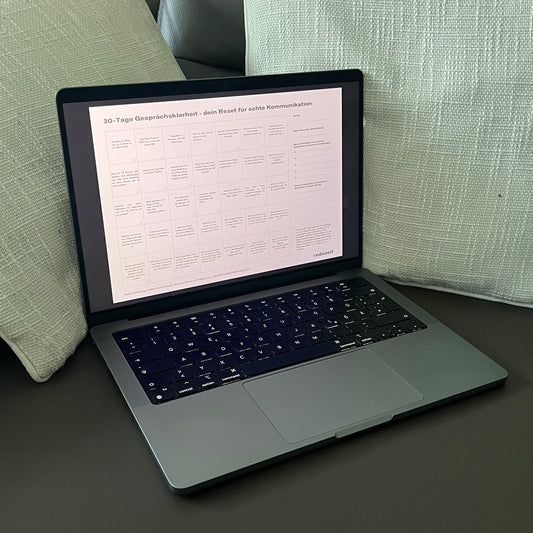 Kommunikationsguide Gesprächsgewohnheiten, die mir gut tun, Klassik-Variante, auf MacBook auf Couch
